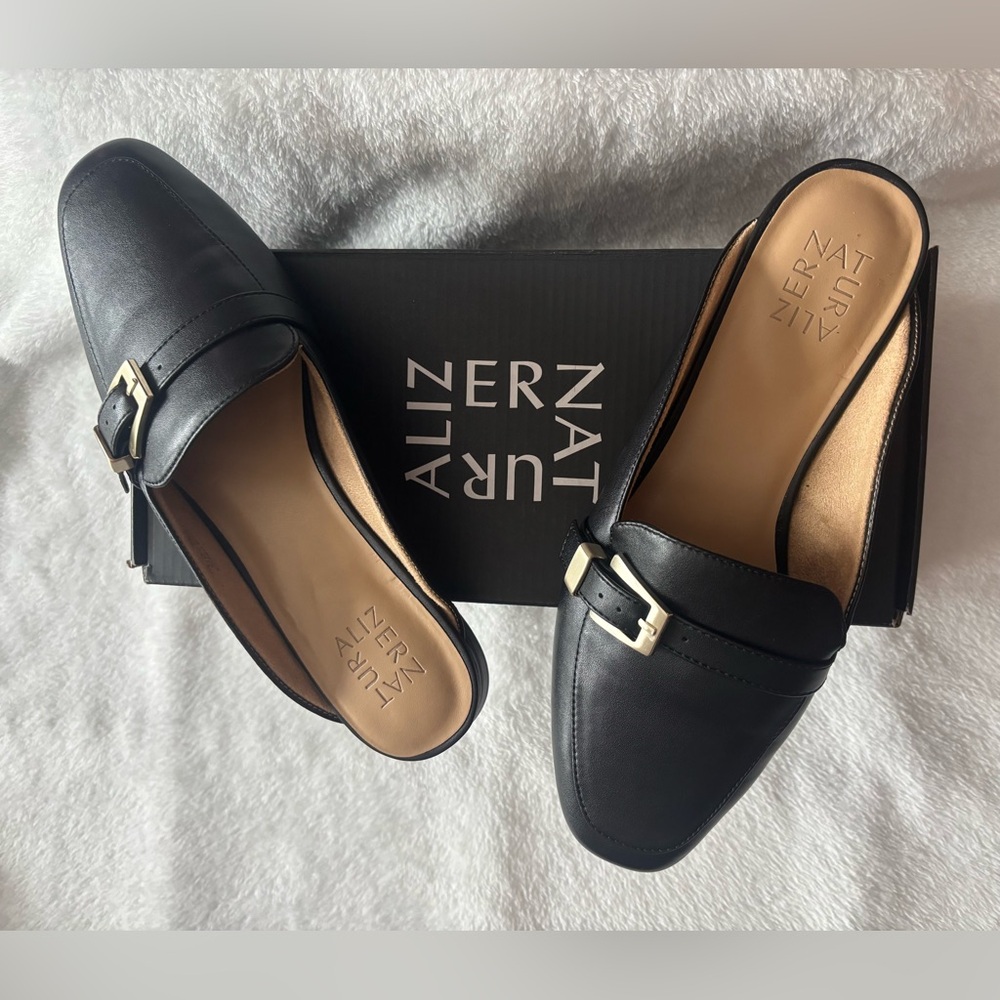 NIB Naturalizer Kayden Mules3 in Black with Gold Buckle Size 9.5